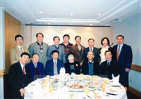 1998年12月29日董事長張鏡湖及董事穆閩珠出席體壇餐會的圖片