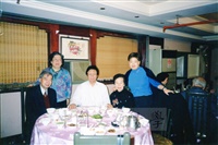 1999年3月7日董事長張鏡湖、董事宋晞夫婦設宴款待浙江大學校友的圖片