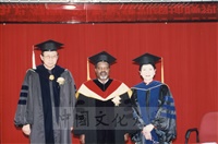 1997年1月30日史瓦濟蘭副總理恩朱馬羅偕夫人來訪，接受本校贈換博士袍儀式，並且於大恩館國際會議廳發表演講的圖片