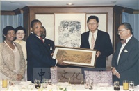 1997年11月10日董事長張鏡湖於台北晶華酒店設宴款待賴比瑞亞共和國總統泰勒將軍的圖片