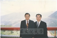 2000年11月18日大陸天津市氣象局局長曾凡喜蒞校參訪時與董事長張鏡湖合影的圖片