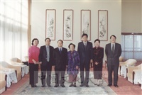 2001年1月9日董事唐振楚家人蒞校參訪，董事長張鏡湖、校長林彩梅親自接待，並陪同參觀校史室的圖片