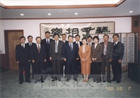 2002年10月7日董事長張鏡湖率林彩梅校長等一行人參訪韓國龍仁大學的圖片