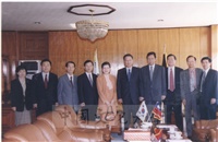 2002年10月7日董事長張鏡湖率林彩梅校長等一行人參訪韓國仁荷大學的圖片