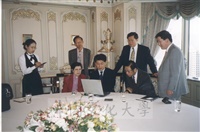 2002年10月8日董事長張鏡湖會見韓國高科技公司主管的圖片
