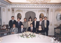2002年10月8日韓國教育部前部長、湖南大學校長尹亨燮設宴祝賀張鏡湖董事長榮獲「韓文發展有功者獎」的圖片