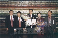 2002年10月9日董事長張鏡湖榮獲韓國大統領金大中所頒贈的「韓文發展有功者獎」的圖片