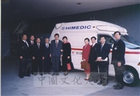 2002年11月26日董事長張鏡湖率校長林彩梅等一行六人抵達日本，日本國士館大學人員於機場迎接景況的圖片