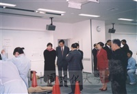 2002年11月27日董事長張鏡湖率校長林彩梅等一行六人參觀國士館大學「鶴川校區」、「多摩校區」的圖片