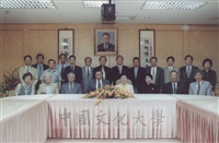 2000年5月24日董事長張鏡湖、校長林彩梅與八十九學年度學術、行政單位一級主管合影的圖片