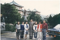1987年3月18日董事長張鏡湖與學務長黃貴美及教職員工於校園合影景況的圖片