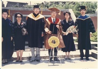 1988年6月12日日本友人關正夫先生獲頒本校名譽法學博士學位的圖片