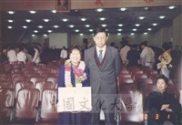 1990年3月1日董事長張鏡湖與傑出校友張徽貞合影的圖片