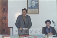 1992年1月28日董事長張鏡湖受邀出席訓導處年終檢討會致詞景況，(右)為訓導長黃貴美的圖片