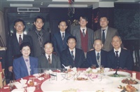 1992年8月23日董事長張鏡湖、教務長林彩梅與師長餐敘時合影留念的圖片