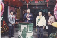 1992年11月15日董事長張鏡湖受邀至立法委員候選人亦是本校校友廖大林競選服務處致詞助選的圖片