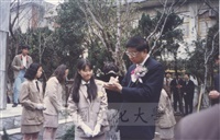 1991年3月1日董事長張鏡湖於本校建校29週年「校樹認養」活動中簽名景況的圖片