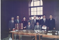 1991年4月1日董事長張鏡湖一行五人參訪日本慶應大學，由副校長若林真先生率有關人員接待的圖片