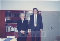 1991年4月6日董事長張鏡湖一行五人參訪日本明治大學的圖片