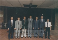 1991年10月1日董事長張鏡湖與韓文系主任林秋山等人參觀建國史蹟展的圖片