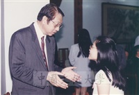 1993年4月28日董事長張鏡湖出席第28屆華岡青年決選會時與學生交談景況的圖片