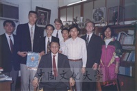 1993年5月3日體育運動組主任江界山、李鴻棋老師、周玉老師帶領國外籃球訪問團拜會董事長張鏡湖的圖片