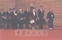 1994年4月5日董事長張鏡湖、校長林彩梅等訪問團成員應邀參加天理大學新生入學典禮的圖片