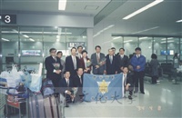 1994年4月7日董事長張鏡湖、校長林彩梅等教授訪問團成員搭機至東京羽田機場，代表處楊作洲先生及校友等人至機場迎接獻花的圖片