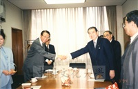 1994年4月8日董事長張鏡湖、校長林彩梅等教授訪問團成員訪問創價大學，由校長小室金之助親自接見的圖片