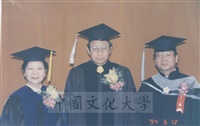 1994年6月12日董事長張鏡湖、校長林彩梅與畢業生合影留念的圖片