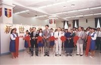 1994年8月6日董事長張鏡湖、朗靜山先生及台灣創價學會名譽理事長朱萬里受邀共同為"新世紀的希望展"剪綵的圖片