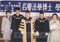 1994年9月29日董事長張鏡湖獲頒韓國慶熙大學名譽法學博士學位頒贈典禮的圖片