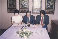 1994年10月18日本校與日本大阪國際大學簽訂姐妹校合約書及簽署交換教授、交換學生協議書的圖片
