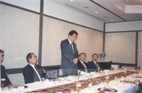 1994年11月25日董事長張鏡湖率同校長林彩梅、日文系主任徐興慶拜訪東京國際大學並舉行座談的圖片