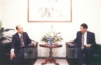 1994年12月5日日本創價大學理事長岡安博司蒞校拜訪董事長張鏡湖、校長林彩梅的圖片