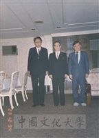 1994年12月23日「慶祝光復台灣第50年」活動上董事長張鏡湖與蔣緯國、葉青二位貴賓合影的圖片