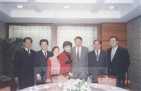1995年1月23日董事長張鏡湖、董事穆閩珠與國企所博士班同學餐敘合影的圖片