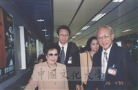 1995年4月26日菲律賓總統羅慕斯夫人抵華，董事長張鏡湖親往中正國際機場迎接的圖片