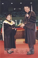 1995年4月27日菲律賓總統羅慕斯夫人亞媚麗特.馬丁妮斯女士(Amelita Marttinez Ramos)獲頒本校名譽理學博士學位頒贈典禮的圖片