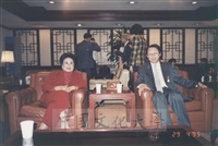 1995年4月29日董事長張鏡湖與菲律賓總統羅慕斯夫人亞媚麗特.馬丁妮斯女士(Amelita Marttinez Ramos)合影的圖片