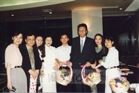 1995年7月9日董事長張鏡湖、校長林彩梅與在日就讀之校友餐敘景況的圖片