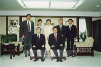 1995年7月11日董事長張鏡湖率同校長林彩梅等一行拜會駐日代表林金莖先生、日本參議院自由民主黨幹事長村上正邦先生的圖片