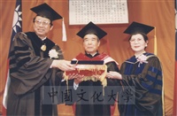 1995年9月21日日本參議院自由民主黨幹事長村上正邦先生獲頒本校名譽法學博士學位頒贈典禮的圖片
