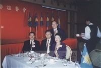1995年11月12日董事長張鏡湖於華岡校友節餐會上與校友彭誠浩等合影留念的圖片