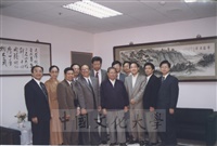 1995年10月26日本校土資系邀請大陸學者蒞校參訪，並由教授吳功顯陪同拜會董事長張鏡湖的圖片