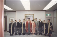 1996年4月3日創價大學於該校池田紀念講堂舉行頒贈名譽博士學位予董事長張鏡湖、最高榮譽獎予校長林彩梅典禮儀式的圖片