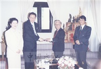 1996年4月23日董事長張鏡湖率同校長林彩梅、總務長唐彥博訪問泰國第二大學校法政大學的圖片