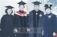 1996年6月15日董事長張鏡湖、董事穆閩珠於八十四學年度畢業典禮上與師長及畢業生合影留念的圖片