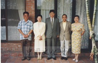 1996年9月20日董事長張鏡湖、校長林彩梅與校友鍾維君(右二)等合影留念的圖片