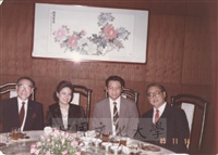 1996年11月14日董事長張鏡湖與總統府資政蔣緯國(左一)等餐叙的圖片